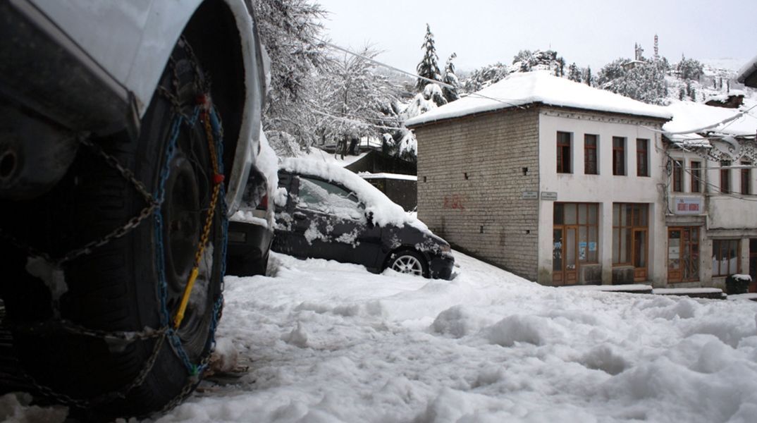 Αντιολισθητικές αλυσίδες και χιονοκουβέρτες: Πώς τα τοποθετούμε στις ρόδες του αυτοκινήτου 