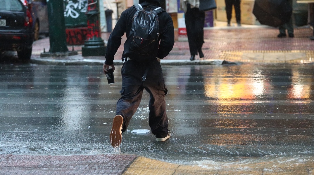 Άτομο εν μέσω καταιγίδας στην Αθήνα