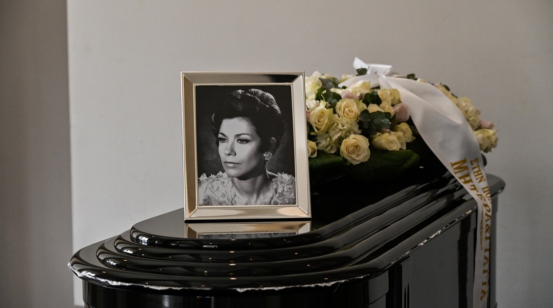 Κηδεία Μέλπως Ζαρόκωστα: Θλίψη στο τελευταίο αντίο στην ηθοποιό