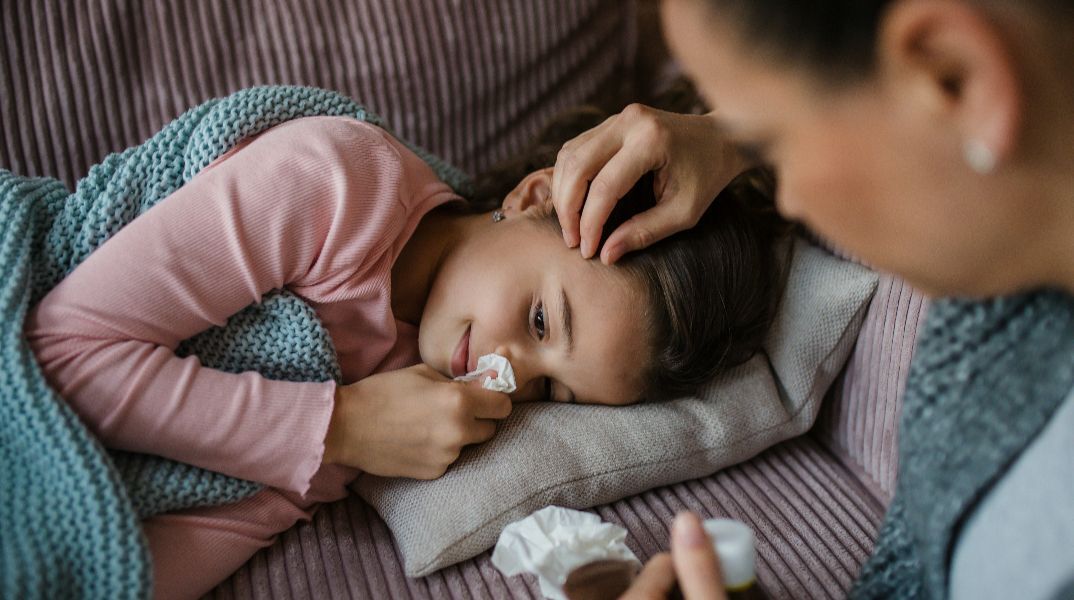 Κορυφώνεται με το κρύο η γρίπη - Οι ειδικοί ζητούν από τους γονείς να μη στέλνουν τα παιδιά τους σχολείο αν δεν είναι καλά