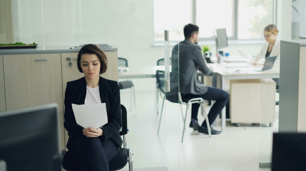 Πώς ερωτήσεις για ηλικία, παιδιά και μισθό στις συνεντεύξεις λειτουργούν ως μηχανισμοί έμμεσου αποκλεισμού των γυναικών