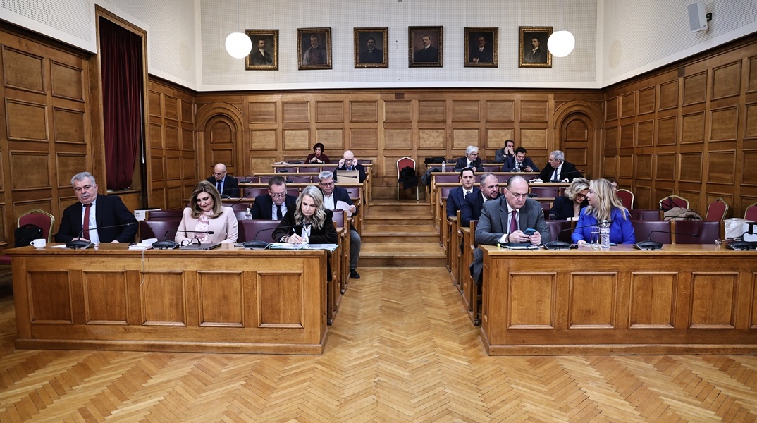 Στιγμιότυπο από συνεδρίαση της Εξεταστικής Επιτροπής του ΟΠΕΚΕΠΕ