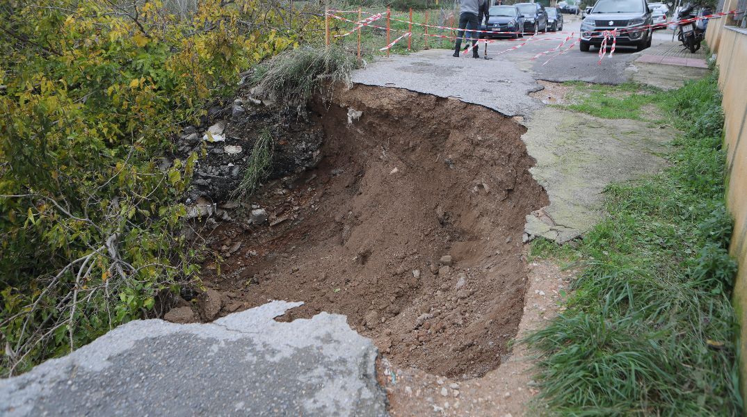 Κακοκαιρία: Τρία σπίτια εκκενώθηκαν στον Άγιο Δημήτριο - Mια ανάσα από το ρέμα της Πικροδάφνης