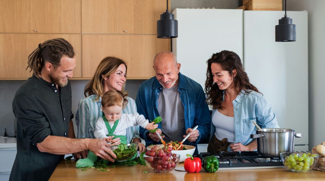 Διατροφή: Ποιες τροφές μας ωφελούν περισσότερο ανάλογα με την ηλικία μας