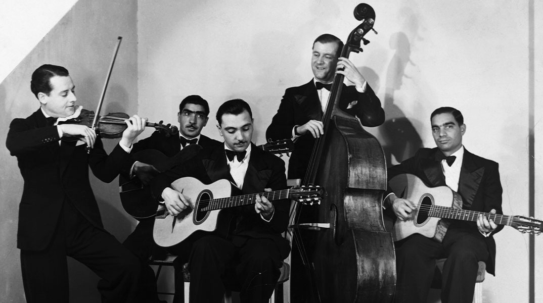  Τζάνγκο Ράινχαρντ και Στεφάν Γκραπελί του Quintette du Hot Club de France (περ. 1934) 