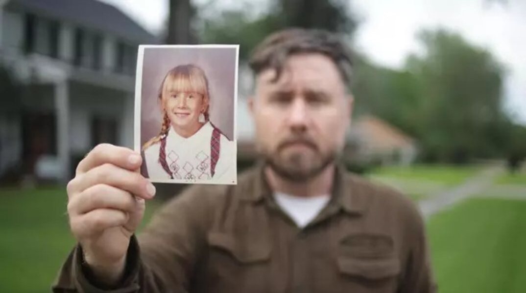 Μεγάλωσε σαν κορίτσι, όμως,για χρόνια του έκρυβαν την αλήθεια