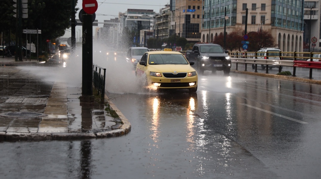 Δρόμοι εν μέσω καταιγίδας στην Αθήνα