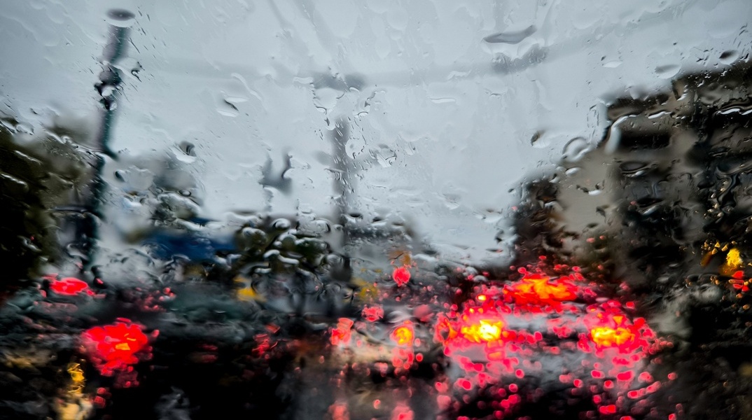 Σταγόνες βροχής σε τζάμι αυτοκινήτου