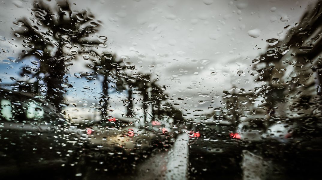 Οδήγηση με βροχές και χιόνια: Τι να έχουμε στο αυτοκίνητο, τι πρέπει να προσέχουμε 