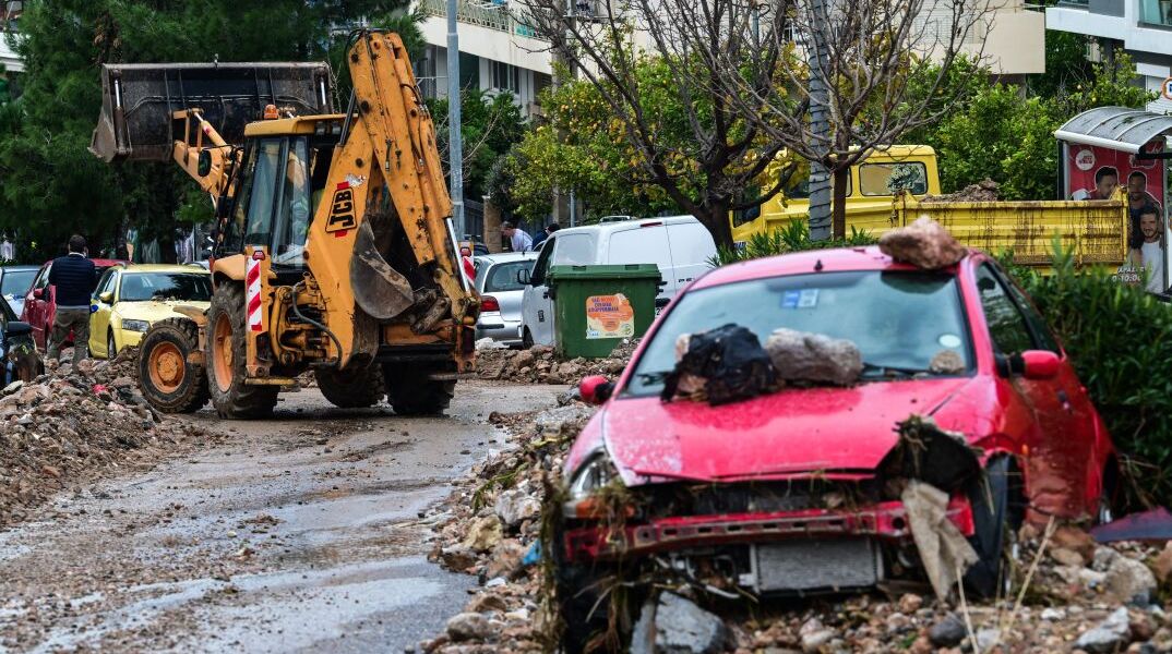Κατεστραμμένα αυτοκίνητα σε δρόμο- ρέμα στην Άνω Γλυφάδα