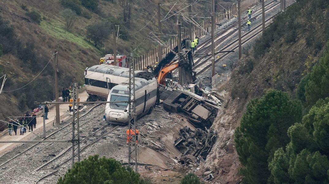 Τραγωδία στην Ισπανία: 45 οι νεκροί από το σιδηροδρομικό δυστύχημα στο Αδαμούθ - Ολοκληρώθηκαν οι έρευνες των σωστικών συνεργείων στην Ανδαλουσία.