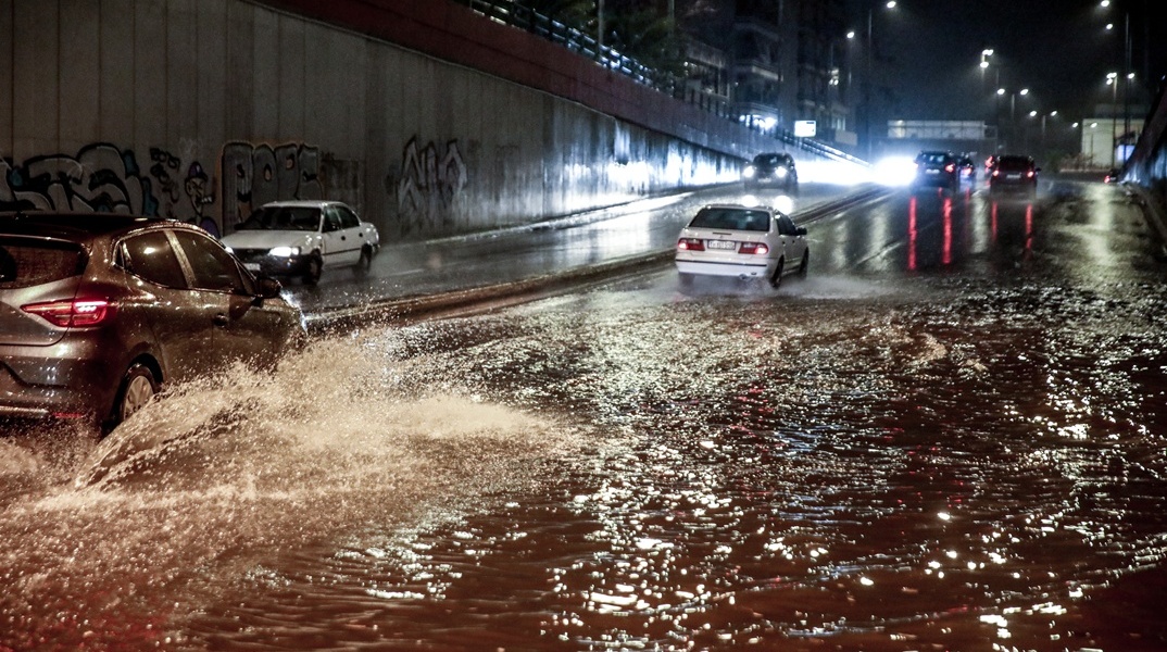 Δύο νεκροί από την κακοκαιρία - Σφοδρό το «χτύπημα» στην Αττική, μεγάλα προβλήματα στους δρόμους και μπαράζ κλήσεων στην Πυροσβεστική