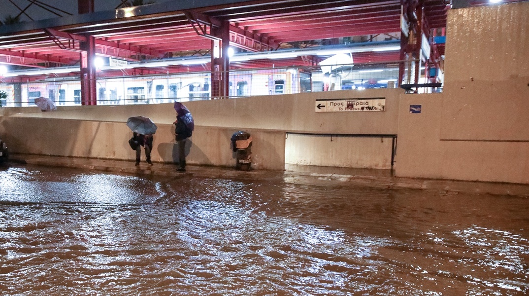 Πλημμυρισμένος δρόμος στον ΗΣΑΠ του Μοσχάτου