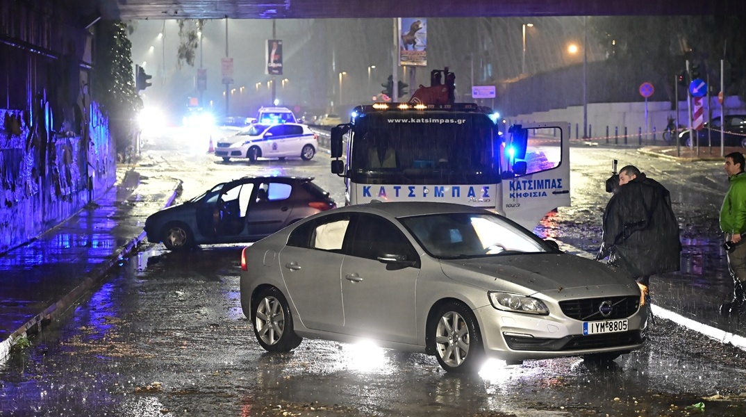 Αυτοκίνητα σε πλημμυρισμένο δρόμο στην Αττική