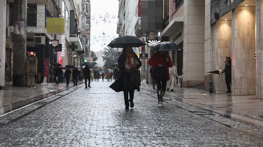 Πολίτες με ομπρέλες στην Ερμού