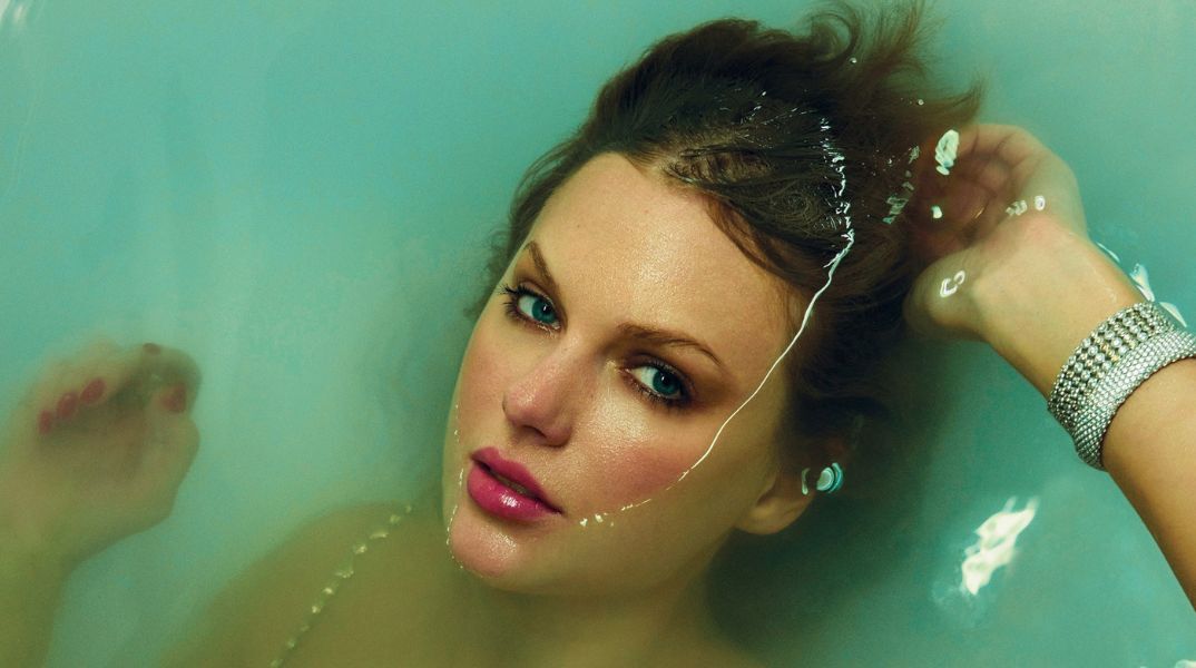 Η Τέιλορ Σουίφτ γίνεται η νεότερη γυναίκα στο Songwriters Hall of Fame - Τιμάται για το έργο της και εντάσσεται στην ελίτ μουσικών δημιουργών.