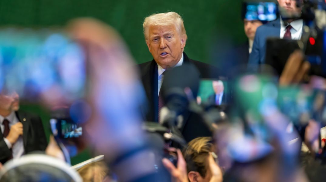 Ο Ντόναλντ Τραμπ απειλεί με αντίποινα ευρωπαϊκές χώρες που πωλούν αμερικανικά ομόλογα - Μειώνουν την έκθεσή τους λόγω ανησυχιών για την οικονομία των ΗΠΑ.