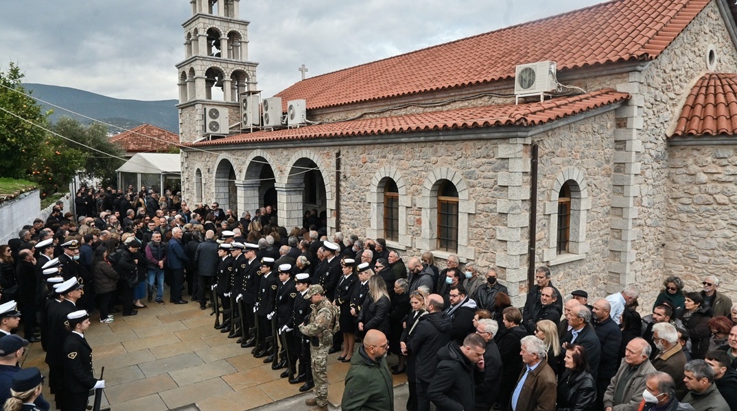 Εικόνα από την κηδεία του 53χρονου λιμενικού