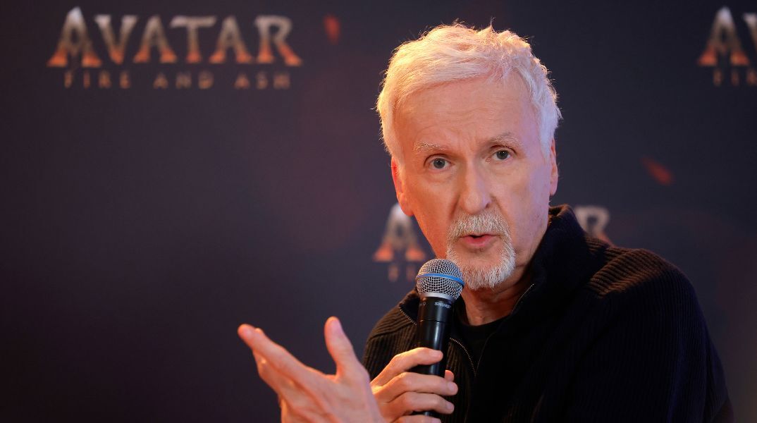 Ο σκηνοθέτης Τζέιμς Κάμερον μετακομίζει μόνιμα στη Νέα Ζηλανδία, καταγγέλλοντας την κοινωνική αποδιοργάνωση στις ΗΠΑ: «Όλοι είναι έτοιμοι να αλληλοσπαραχθούν»