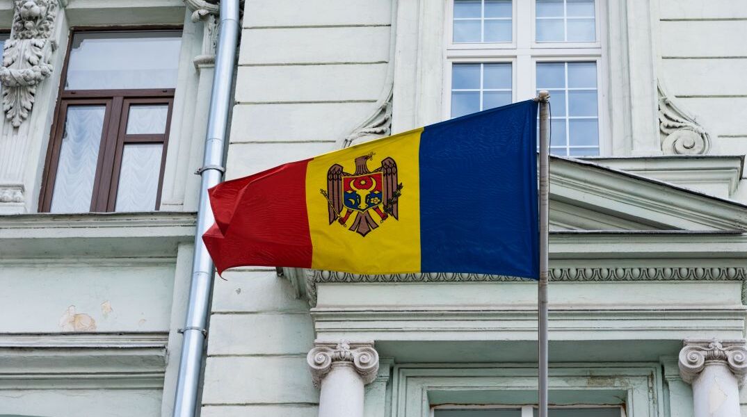 H σημαία της Μολδαβίας έξω από κυβερνητικό κτίριο