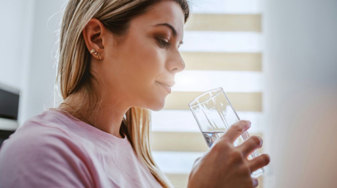 Νέα τεχνολογία φιλτραρίσματος από το Πανεπιστήμιο Ράις εξουδετερώνει τα τοξικά PFAS 100 φορές ταχύτερα, προσφέροντας λύση στη μόνιμη ρύπανση των υδάτων.