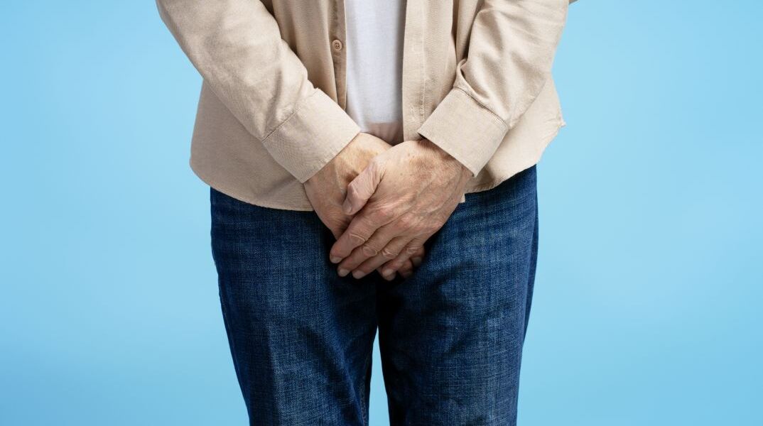 Άνδρας που πονά "χαμηλά"