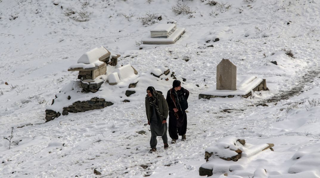 Τουλάχιστον 61 άνθρωποι έχασαν τη ζωή τους στο Αφγανιστάν λόγω σφοδρών χιονοπτώσεων και βροχών, ενώ εκατοντάδες σπίτια καταστράφηκαν σε τρεις ημέρες.