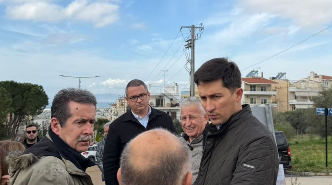 Κλιμάκιο του ΠΑΣΟΚ επισκέφθηκε τις πληγείσες περιοχές της Άνω Γλυφάδας - Αυτοψία στις πλημμυρισμένες συνοικίες και αιχμές για τις υποδομές στην Αττική.