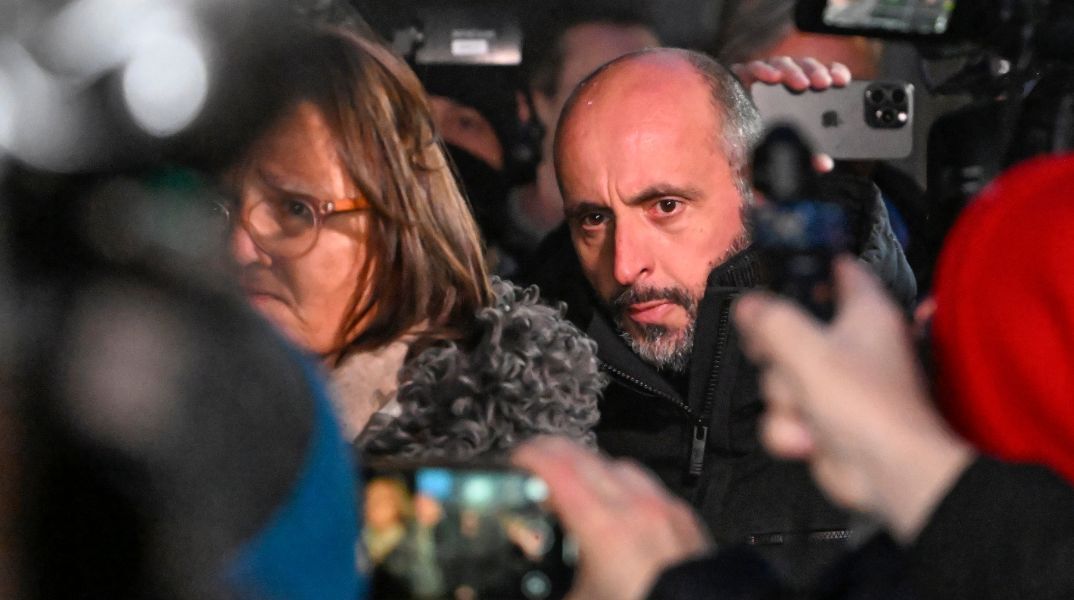 Έντονη διαμαρτυρία της Ιταλίας για την αποφυλάκιση του ιδιοκτήτη του κλαμπ στο Κραν Μοντανά, κάνοντας λόγο για κίνδυνο φυγής και προσβολή των θυμάτων.