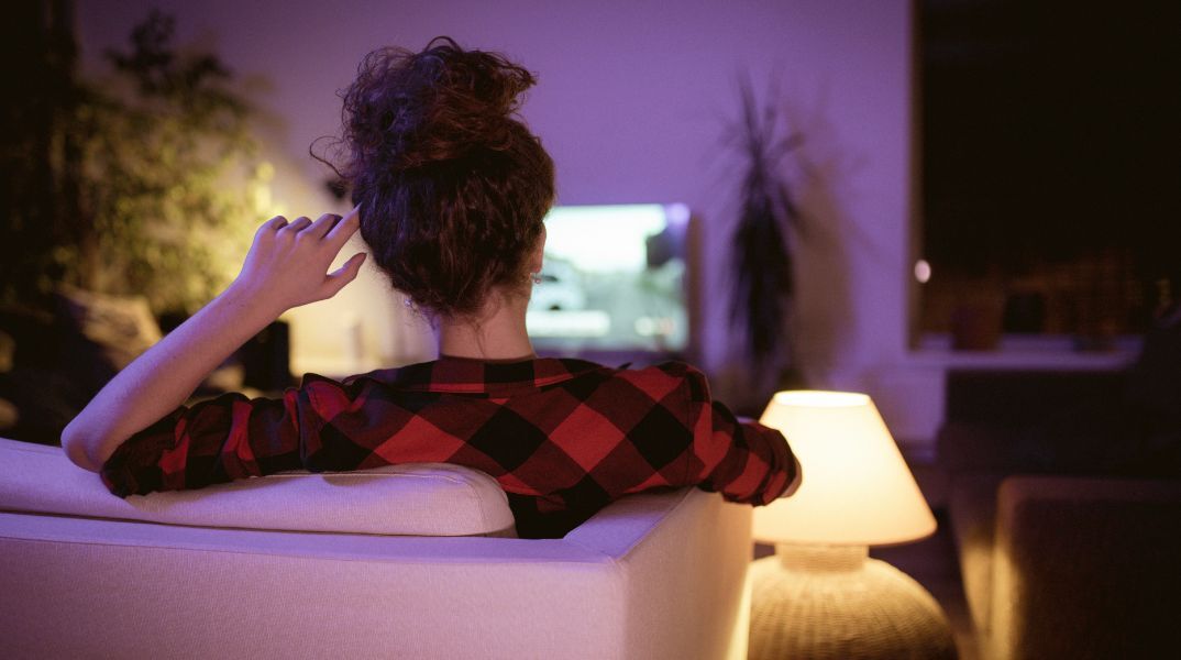 Νέα μελέτη συνδέει την ακατάσχετη τηλεθέαση με τη μοναξιά και την ανάγκη διαφυγής από αρνητικά συναισθήματα, προειδοποιώντας για τον κίνδυνο εθισμού.