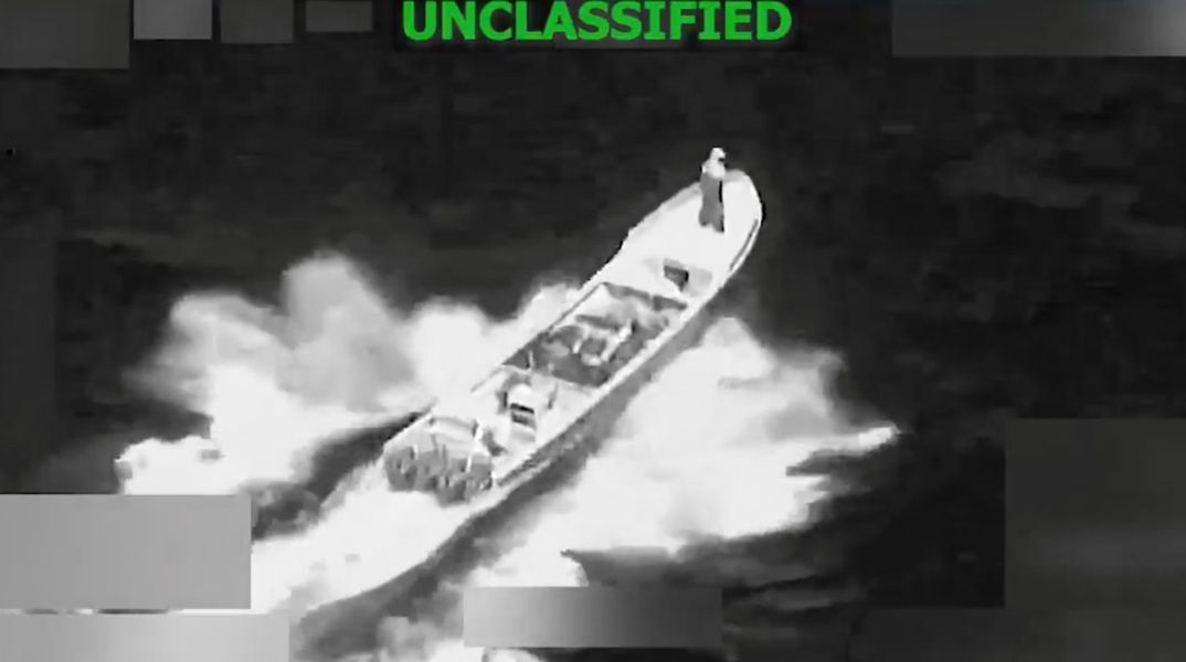 ΗΠΑ: Στρατιωτικό πλήγμα σε σκάφος ναρκοδιακίνησης στον Ειρηνικό - Δύο νεκροί - Εντατικοποίηση επιχειρήσεων κατά δικτύων που συνδέονται με τη Βενεζουέλα.