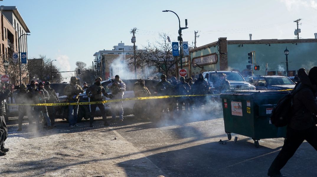 Ο κυβερνήτης της Μινεσότα ανακοίνωσε ότι πράκτορες της ICE πυροβόλησαν εν ψυχρώ έναν άνδρα 