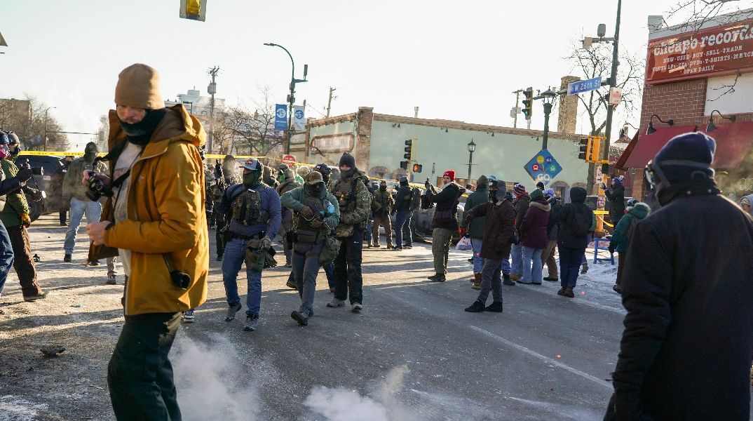 Καζάνι που βράζει η Μινεσότα: Το θύμα οπλοφορούσε, λέει το υπουργείο Εσωτερικής Ασφάλειας - Είχε νόμιμη άδεια οπλοκατοχής, απαντά η αστυνομία