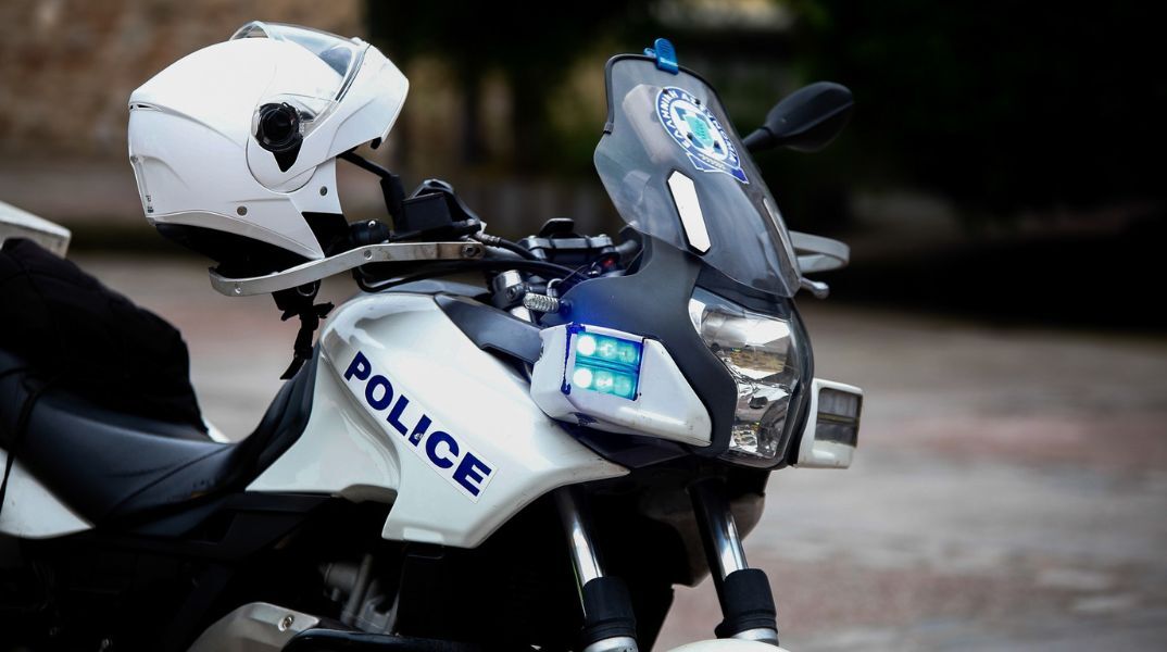 Συνελήφθη στη Θεσσαλονίκη 30χρονος που προσποιούνταν τον αστυνομικό, φέροντας αλεξίσφαιρο και μπλε φάρους στη μοτοσικλέτα του - Οδηγείται στον εισαγγελέα.