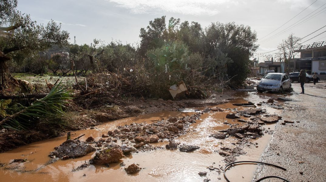 Κακοκαιρία στη Βάρη: Οι κάτοικοι μετά τις πλημμύρες ζουν με τον φόβο του πλιάτσικου 