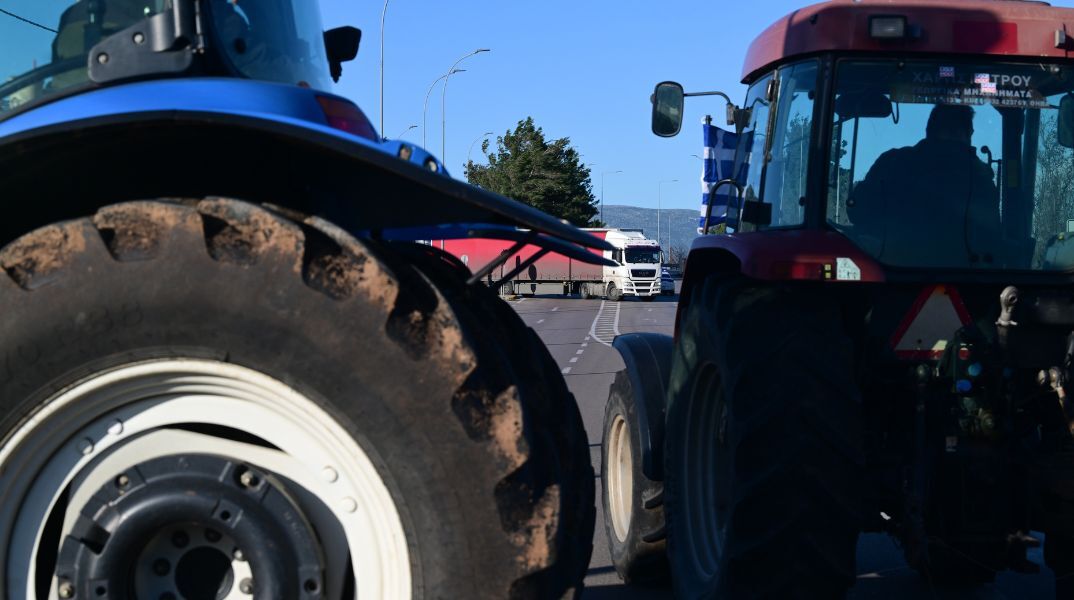 Μετά από 54 ημέρες οι αγρότες έλυσαν το μπλόκο του Προμαχώνα - Προαναγγέλλουν συνέχιση των κινητοποιήσεων και συμμετοχή στη νέα πανελλαδική σύσκεψη.