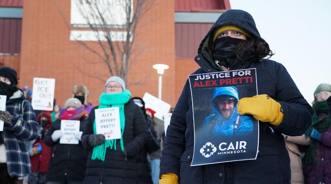 Βίντεο αποκαλύπτει ότι ο Άλεξ Πρέτι κρατούσε κινητό, όχι όπλο, όταν σκοτώθηκε από ομοσπονδιακούς στη Μινεάπολη, διαψεύδοντας τον Τραμπ.