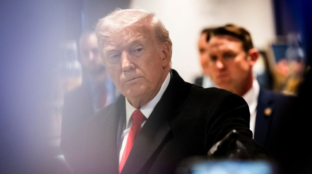 Ντόναλντ Τραμπ: Ανασκεύασε δηλώσεις που υποβάθμιζαν τον ρόλο των συμμάχων στο Αφγανιστάν, επαινώντας Βρετανούς και Ιταλούς στρατιώτες μετά τις έντονες αντιδράσεις.