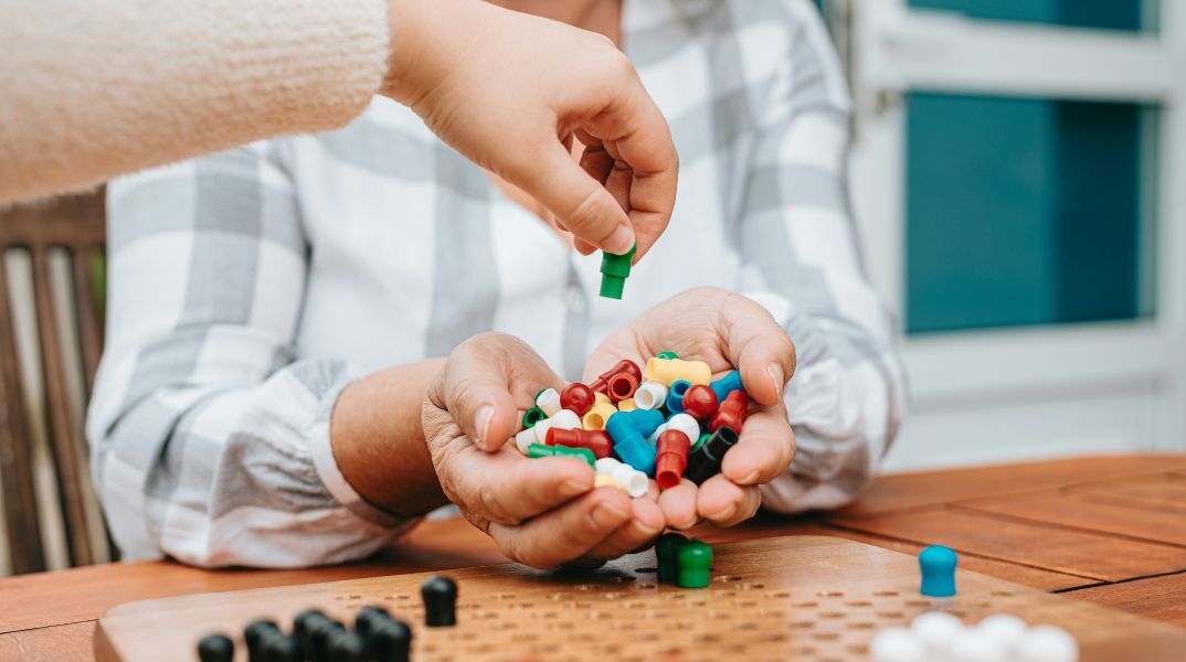 Νέα μελέτη αποκαλύπτει ότι τα επιτραπέζια παιχνίδια αριθμών βελτιώνουν μνήμη, προσοχή και μαθηματικές δεξιότητες σε παιδιά και ενήλικες.