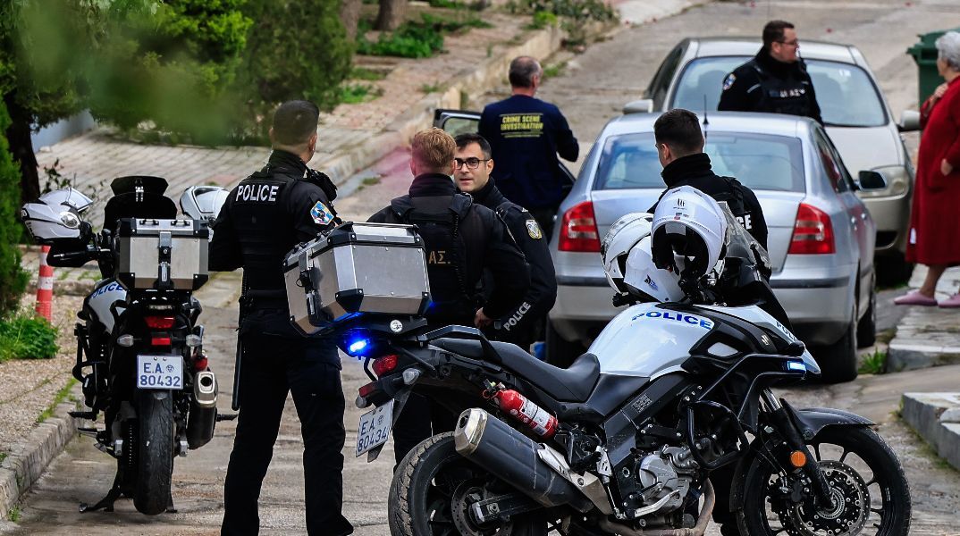 Άγρια πατροκτονία στη Γλυφάδα: Ενώ έσφαζε τον πατέρα του, έβαλε εκκλησιαστική μουσική για να μην ακούγονται οι κραυγές του