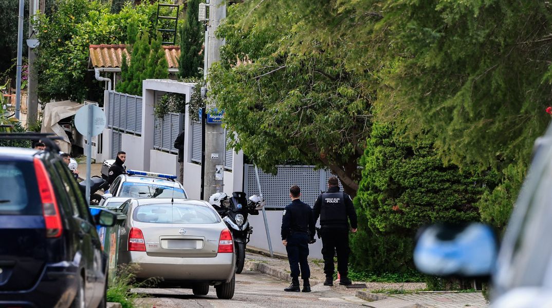 Γλυφάδα: 46χρονος με βεβαρημένο ιστορικό σκότωσε τον πατέρα του - Είχε δολοφονήσει τη μητέρα του το 2014 - «Θα σκοτώσω και τα αδέλφια μου», φώναζε