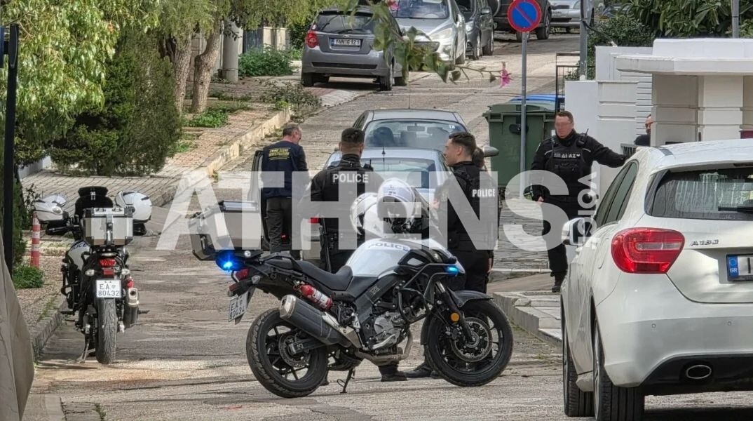 Νεκρός άνδρας βρέθηκε σε πορτμπαγκάζ αυτοκινήτου στη Γλυφάδα - Συνελήφθη ο 46χρονος γιος του - Το περιστατικό αποκαλύπτει νέα οικογενειακή τραγωδία