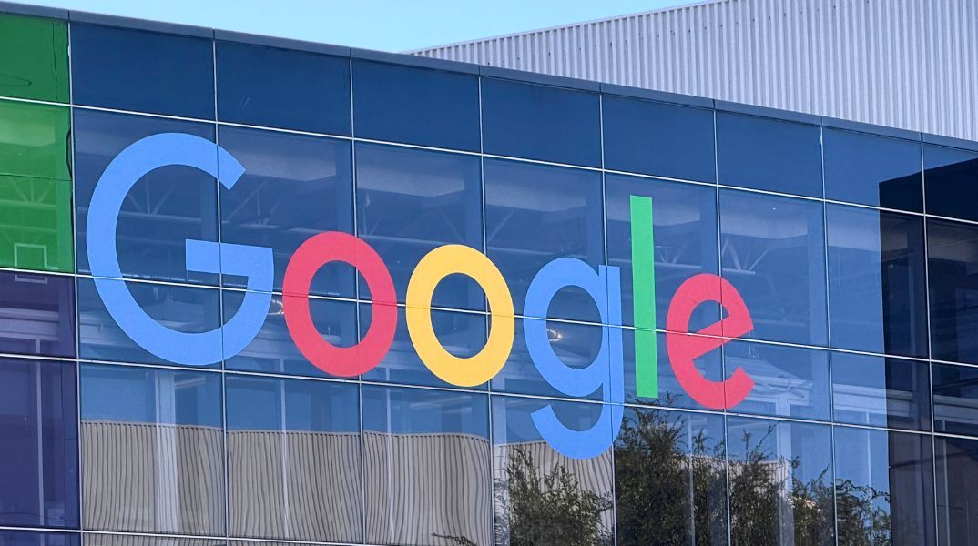 Η τεχνητή νοημοσύνη της Google προτείνει YouTube αντί για επίσημους ιατρικούς φορείς σε θέματα υγείας, εγείροντας ανησυχίες για την εγκυρότητα των συμβουλών.