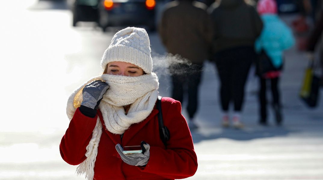 Σφοδρή καταιγίδα σαρώνει τις ΗΠΑ με χιονοπτώσεις, ακυρώσεις πτήσεων και διακοπές ρεύματος - 20 πολιτείες σε έκτακτη ανάγκη, σοβαρά προβλήματα στις μετακινήσεις.