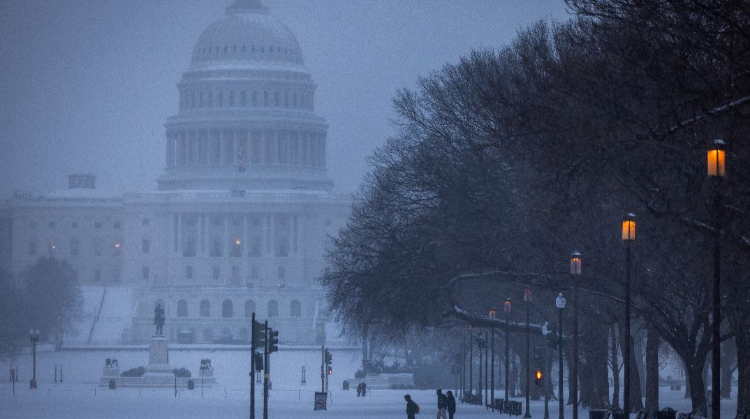 «Ιστορική» κακοκαιρία στις ΗΠΑ: Ακραία χιονοθύελλα στη Νέα Υόρκη, ακυρώθηκαν 15.000 πτήσεις