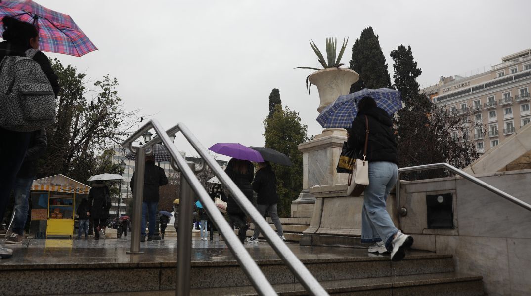 Καιρός: Βροχές και καταιγίδες τη Δευτέρα 26 Ιανουαρίου σε Αττική, Μακεδονία και Αιγαίο - Θυελλώδεις άνεμοι και χιόνια στα ορεινά, με τη θερμοκρασία σε πτώση.