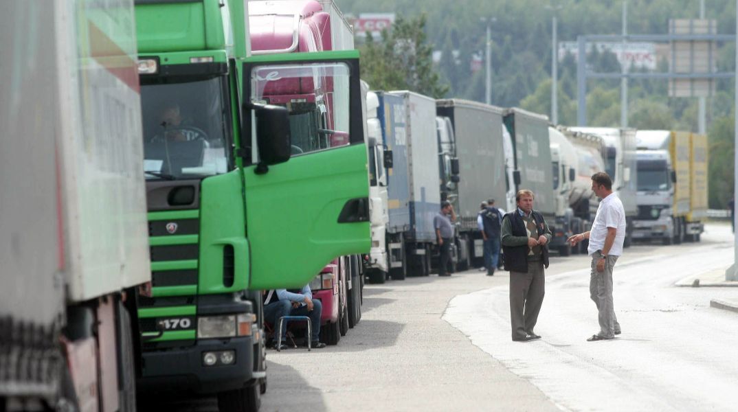 φορτηγά μπροστά στα σύνορα- φωτογραφία αρχείου