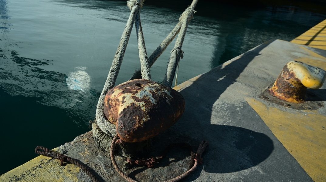 Κάβος στο λιμάνι το Πειραιά, όπου είναι δεμένο πλοίο