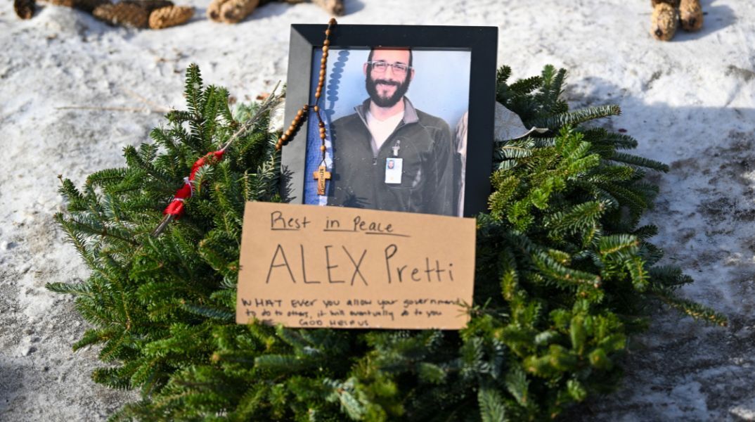 Ο Ντόναλντ Τραμπ δήλωσε ότι η κυβέρνησή του εξετάζει τον θανάσιμο πυροβολισμό του Άλεξ Πρέτι, ενώ αυξάνονται οι πολιτικές πιέσεις για πλήρη διερεύνηση.