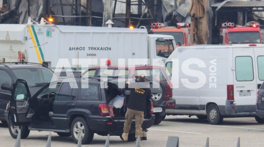 Τρίκαλα: Αδιάκοπες έρευνες των πυροσβεστών στη Βιολάντα για τον εντοπισμό της πέμπτης αγνοούμενης εργαζόμενης, μετά την τραγωδία στις εγκαταστάσεις.